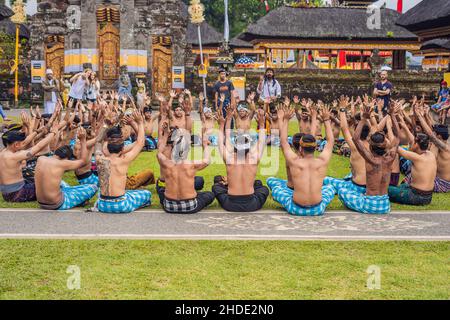 BALI - 2018 Mai 20: Traditioneller Balinesischer Kecak Tanz an Pura Ulun Danu Bratan Stockfoto