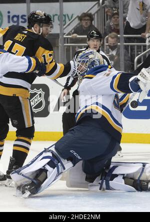 Pittsburgh, Usa. 05th Januar 2022. Pittsburgh Penguins rechter Flügel Bryan Rust (17) beobachtet, wie der Puck unter den Arm fliegt und vom Pad des St. Louis Blues Torhütteers Ville Husso (35) abprallt und in der zweiten Periode gegen St. Louis Blues in der PPG Paints Arena in Pittsburgh am Mittwoch, 5. Januar 2022 ins Tor springt. Foto von Archie Corper/UPI Credit: UPI/Alamy Live News Stockfoto