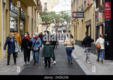 Vendrell, Spanien. 05th Januar 2022. Menschen mit Gesichtsmasken als Vorsichtsmaßnahme gegen die Verbreitung von covid-19 Spaziergang durch das Geschäftsviertel von Vendrell Tarragona.Bürger von Vendrell beenden ihre letzten Einkäufe der Geschenke der letzten Weihnachtsfeier der Feier des Tages der Weisen, Einhaltung der Einschränkungen der Pandemiekrise, die durch die Variante von Covid-19 Omicron zu Beginn des dritten Jahres verschärft wurde, mit Masken für chirurgische Gesichtsbehandlungen und sozialer Sicherheitsabstände. Kredit: SOPA Images Limited/Alamy Live Nachrichten Stockfoto