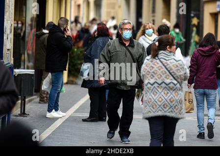 Vendrell, Spanien. 05th Januar 2022. Menschen mit Gesichtsmasken als Vorsichtsmaßnahme gegen die Verbreitung von covid-19 Spaziergang durch das Geschäftsviertel von Vendrell Tarragona.Bürger von Vendrell beenden ihre letzten Einkäufe der Geschenke der letzten Weihnachtsfeier der Feier des Tages der Weisen, Einhaltung der Einschränkungen der Pandemiekrise, die durch die Variante von Covid-19 Omicron zu Beginn des dritten Jahres verschärft wurde, mit Masken für chirurgische Gesichtsbehandlungen und sozialer Sicherheitsabstände. Kredit: SOPA Images Limited/Alamy Live Nachrichten Stockfoto