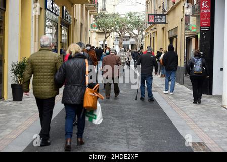 Vendrell, Spanien. 05th Januar 2022. Menschen mit Gesichtsmasken als Vorsichtsmaßnahme gegen die Verbreitung von covid-19 Spaziergang durch das Geschäftsviertel von Vendrell Tarragona.Bürger von Vendrell beenden ihre letzten Einkäufe der Geschenke der letzten Weihnachtsfeier der Feier des Tages der Weisen, Einhaltung der Einschränkungen der Pandemiekrise, die durch die Variante von Covid-19 Omicron zu Beginn des dritten Jahres verschärft wurde, mit Masken für chirurgische Gesichtsbehandlungen und sozialer Sicherheitsabstände. Kredit: SOPA Images Limited/Alamy Live Nachrichten Stockfoto