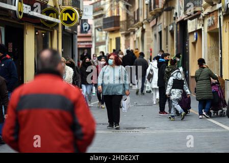 Vendrell, Spanien. 05th Januar 2022. Menschen mit Gesichtsmasken als Vorsichtsmaßnahme gegen die Verbreitung von covid-19 Spaziergang durch das Geschäftsviertel von Vendrell Tarragona.Bürger von Vendrell beenden ihre letzten Einkäufe der Geschenke der letzten Weihnachtsfeier der Feier des Tages der Weisen, Einhaltung der Einschränkungen der Pandemiekrise, die durch die Variante von Covid-19 Omicron zu Beginn des dritten Jahres verschärft wurde, mit Masken für chirurgische Gesichtsbehandlungen und sozialer Sicherheitsabstände. Kredit: SOPA Images Limited/Alamy Live Nachrichten Stockfoto