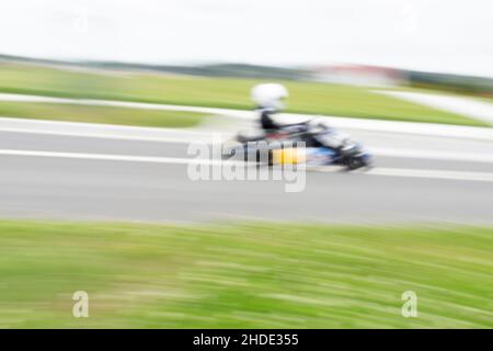 Auckland Neuseeland - Dezember 27 2021; Go-Kart rast in unscharfen Straßen vorbei Stockfoto