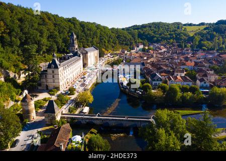 Drohnenansicht von Brantome en Perigord am Fluss Dronne im Sommer, Frankreich Stockfoto