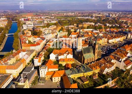 Luftaufnahme von Hradec Kralove mit Glockenturm und Kathedrale Stockfoto