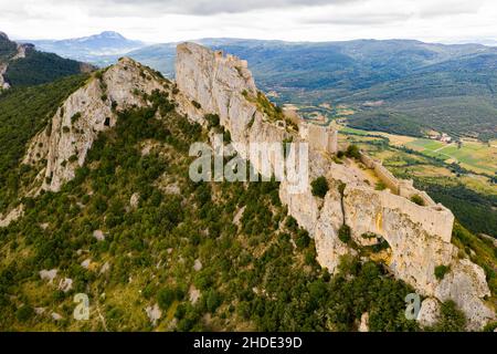 Luftaufnahme der Burgruine Peyrepertuse in der Aude in Frankreich Stockfoto