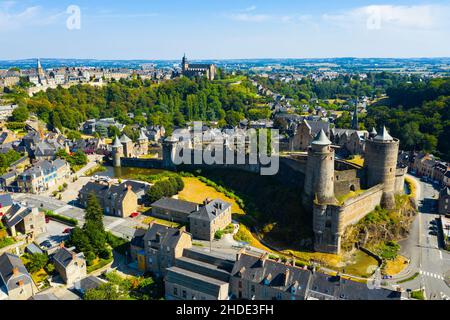 Drohnenansicht des mittelalterlichen Schlosses in der französischen Stadt Fougeres Stockfoto