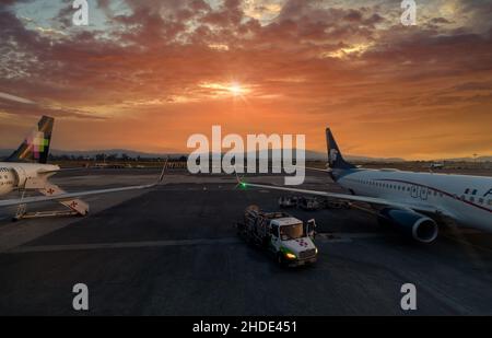 Guadalajara, Mexiko, 22. September 2021: Internationaler Flughafen Guadalajara Miguel Hidalgo y Costilla in der Hochsaison. Anschlussflüge von Inlandsflügen und internationalen Tourismuszielen Stockfoto