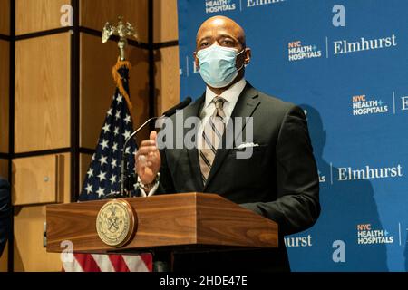 New York, USA. 05th Januar 2022. Bürgermeister Eric Adams gibt eine Ankündigung ab und hält Medienverfügbarkeit im Elmhurst Krankenhaus bereit. Bürgermeister kündigte einen drei-Punkte-Plan zur Unterstützung von Krankenhäusern an, da die Fälle von COVID-19 in der Omicron-Variante weiter ansteigen. Er kündigte an, dass die Bundesmittel in Höhe von $111 Millionen für Krankenhäuser in der ganzen Stadt sowie ein zusätzliches Darlehen von $27 Millionen von Goldman Sachs zur Unterstützung öffentlicher Krankenhäuser verwendet werden sollen. Quelle: Pacific Press Media Production Corp./Alamy Live News Stockfoto