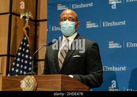 New York, USA. 05th Januar 2022. Bürgermeister Eric Adams gibt eine Ankündigung ab und hält Medienverfügbarkeit im Elmhurst Krankenhaus bereit. Bürgermeister kündigte einen drei-Punkte-Plan zur Unterstützung von Krankenhäusern an, da die Fälle von COVID-19 in der Omicron-Variante weiter ansteigen. Er kündigte an, dass die Bundesmittel in Höhe von $111 Millionen für Krankenhäuser in der ganzen Stadt sowie ein zusätzliches Darlehen von $27 Millionen von Goldman Sachs zur Unterstützung öffentlicher Krankenhäuser verwendet werden sollen. Quelle: Pacific Press Media Production Corp./Alamy Live News Stockfoto