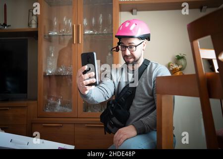 Porträt eines fröhlichen bärtigen Mannes, der Selfie gemacht hat Stockfoto