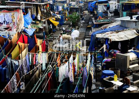 Die Open-Air-Wäscherei Saat Raasta Dhobi Ghat in der Nähe der Mahalaxmi Station in Mumbai. Stockfoto