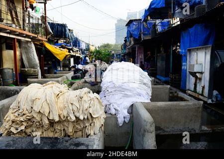 Die Open-Air-Wäscherei Saat Raasta Dhobi Ghat in der Nähe der Mahalaxmi Station in Mumbai. Stockfoto