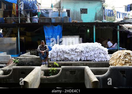 Die Open-Air-Wäscherei Saat Raasta Dhobi Ghat in der Nähe der Mahalaxmi Station in Mumbai. Stockfoto