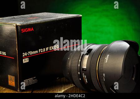 Zoom Nikon 24-70mm F2,8 auf Studioaufnahme, grüner Hintergrund Stockfoto