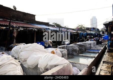 Die Open-Air-Wäscherei Saat Raasta Dhobi Ghat in der Nähe der Mahalaxmi Station in Mumbai. Stockfoto