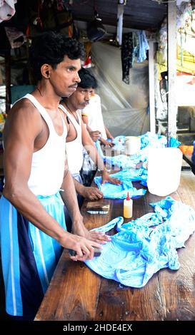 Die Open-Air-Wäscherei Saat Raasta Dhobi Ghat in der Nähe der Mahalaxmi Station in Mumbai. Stockfoto