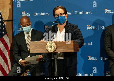 New York, New York, USA. 5th Januar 2022. Helen Arteaga Landaverde, Chief Executive Officer der New York City Health Hospitals/Elmhurst, spricht während Bürgermeister Eric Adams eine Ankündigung macht und die Medienverfügbarkeit im Elmhurst Hospital hält. Bürgermeister kündigte einen drei-Punkte-Plan zur Unterstützung von Krankenhäusern an, da die Fälle von COVID-19 in der Omicron-Variante weiter ansteigen. Er kündigte an, dass die Bundesmittel in Höhe von $111 Millionen für Krankenhäuser in der ganzen Stadt sowie ein zusätzliches Darlehen von $27 Millionen von Goldman Sachs zur Unterstützung öffentlicher Krankenhäuser verwendet werden sollen. Der Bürgermeister wurde von dem scheidenden Kommissar für Gesundheit und psychische Hyg begleitet Stockfoto