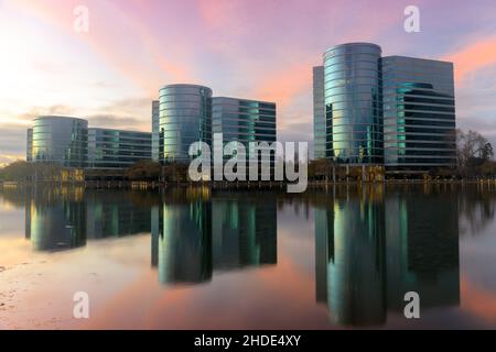 Farbenfroher Sonnenuntergang über den Gebäuden der Oracle Software Company im Silicon Valley. Stockfoto