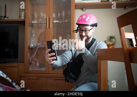 Porträt eines bärtigen Mannes, der Selfie gemacht hat Stockfoto