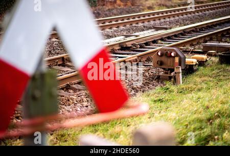 Ihrhove, Deutschland. 15th Dez 2021. Ein Signal steht neben Gleisen auf der zweigleisigen Bahnstrecke bei Ihrhove. Der so genannte "Westline" wird künftig Norddeutschland über die Strecke Bremen-Groningen mit dem Norden der Niederlande verbinden. Die Strecke wird aufgerüstet, um eine schnellere, komfortablere und umweltfreundlichere Verbindung zwischen den Metropolregionen zu ermöglichen. Quelle: Hauke-Christian Dittrich/dpa/Alamy Live News Stockfoto