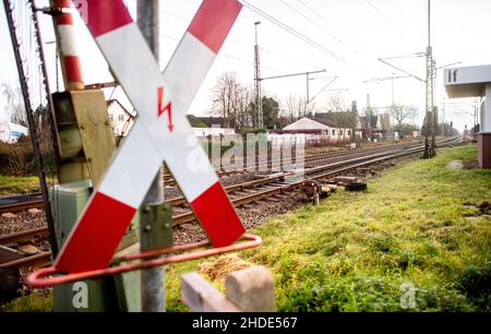 Ihrhove, Deutschland. 15th Dez 2021. Ein Andreaskreuz steht an einem Bahnübergang auf der zweigleisigen Eisenbahnlinie in der Nähe von Ihrhove. Der so genannte "Westline" wird künftig Norddeutschland über die Strecke Bremen-Groningen mit dem Norden der Niederlande verbinden. Die Strecke wird aufgerüstet, um eine schnellere, komfortablere und umweltfreundlichere Verbindung zwischen den Metropolregionen zu ermöglichen. Quelle: Hauke-Christian Dittrich/dpa/Alamy Live News Stockfoto