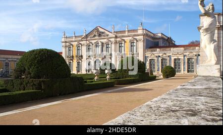 „zeremonielle Fassade“ des Queluz-Nationalpalastes aus dem 18th. Jahrhundert, ehemalige Sommerresidenz der portugiesischen Königsfamilie, Queluz, Portugal Stockfoto