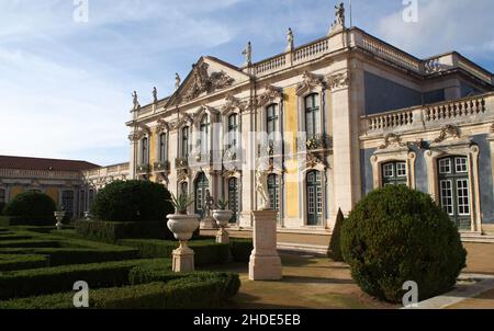 „zeremonielle Fassade“ des Queluz-Nationalpalastes aus dem 18th. Jahrhundert, ehemalige Sommerresidenz der portugiesischen Königsfamilie, in der Nähe von Lissabon, Portugal Stockfoto