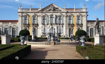 „zeremonielle Fassade“ des Queluz-Nationalpalastes aus dem 18th. Jahrhundert, ehemalige Sommerresidenz der portugiesischen Königsfamilie, in der Nähe von Lissabon, Portugal Stockfoto