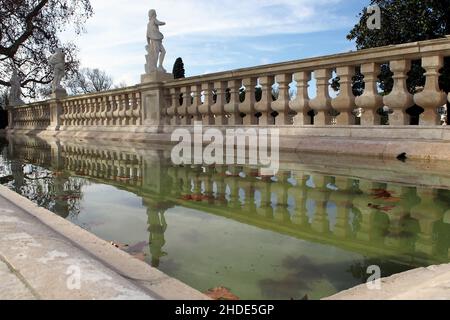 Balustrade und Skulpturen über dem Wasserbecken, im hängenden Garten des Palastes von Queluz, einer königlichen Residenz aus dem 18th. Jahrhundert in der Nähe von Lissabon, Portugal Stockfoto