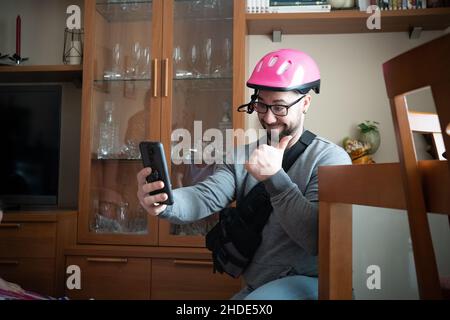 Porträt eines bärtigen Mannes, der Selfie gemacht hat Stockfoto
