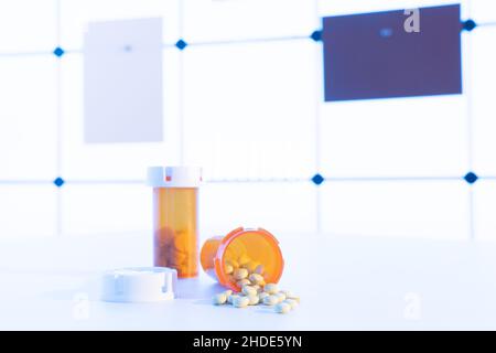 Medizinische Pillen und Tabletten verschüttet Drogenflasche. Ansicht mit Kopierbereich. Stockfoto