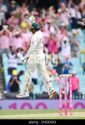 Sydney, Australien. 06th Januar 2022. Usman Khawaja aus Australien feiert am zweiten Tag des vierten Testmatches in der Ashes-Serie zwischen Australien und England auf dem Sydney Cricket Ground am 06. Januar 2022 in Sydney, Australien, das Jahrhundert. (Nur für redaktionelle Verwendung) Credit: Izhar Ahmed Khan/Alamy Live News/Alamy Live News Stockfoto