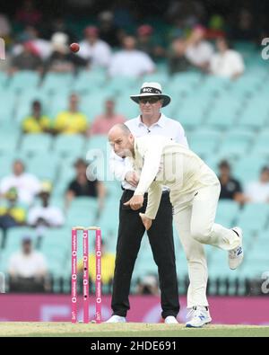 Sydney, Australien. 6th. Januar 2022: Sydney Cricket Ground, Sydney Australien; Ashes International Test Cricket, Australien gegen England, 4th Testtag 2: Jack Leach von England Bowling Credit: Action Plus Sports Images/Alamy Live News Stockfoto