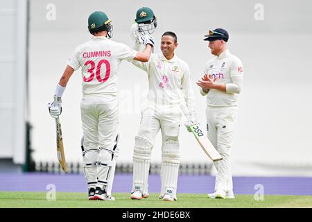 Sydney, Australien. 06th Januar 2022. Usman Khawaja aus Australien feiert am zweiten Tag des vierten Testmatches in der Ashes-Serie zwischen Australien und England auf dem Sydney Cricket Ground am 06. Januar 2022 in Sydney, Australien, das Jahrhundert. (Nur für redaktionelle Verwendung) Credit: Izhar Ahmed Khan/Alamy Live News/Alamy Live News Stockfoto