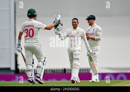 Sydney, Australien. 06th Januar 2022. Usman Khawaja aus Australien feiert am zweiten Tag des vierten Testmatches in der Ashes-Serie zwischen Australien und England auf dem Sydney Cricket Ground am 06. Januar 2022 in Sydney, Australien, das Jahrhundert. (Nur für redaktionelle Verwendung) Credit: Izhar Ahmed Khan/Alamy Live News/Alamy Live News Stockfoto