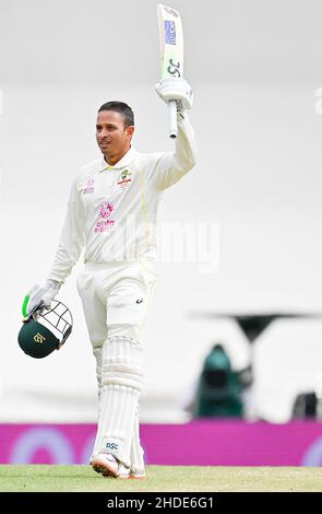 Sydney, Australien. 06th Januar 2022. Usman Khawaja aus Australien feiert am zweiten Tag des vierten Testmatches in der Ashes-Serie zwischen Australien und England auf dem Sydney Cricket Ground am 06. Januar 2022 in Sydney, Australien, das Jahrhundert. (Nur für redaktionelle Verwendung) Credit: Izhar Ahmed Khan/Alamy Live News/Alamy Live News Stockfoto