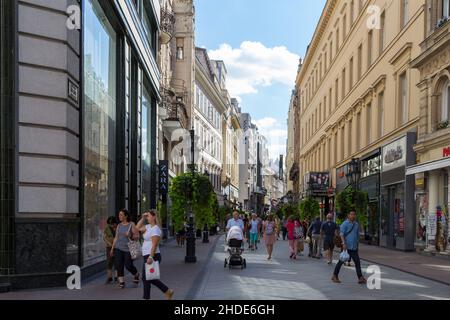 Budapest, Ungarn - September 13 2019: Die berühmte Fußgängerzone an der Einkaufsstraße Vaci (Vaci utca) mit vielen bekannten Modegeschäften, BU Stockfoto