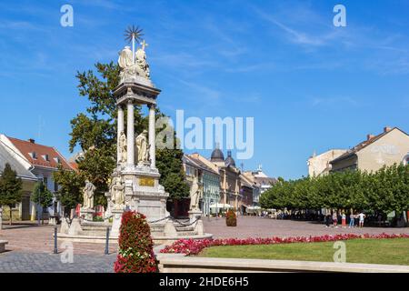 Esztergom, Ungarn - 14. September 2019: Säule der Heiligen Dreifaltigkeit am Szechenyi Platz in der Altstadt von Esztergom. Ungarn Stockfoto