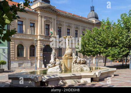 Esztergom, Ungarn - 14. September 2019: Szechenyi Platz mit dem Brunnen im Zentrum von Esztergom, Ungarn Stockfoto