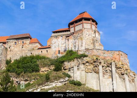 Esztergom, Ungarn - 14. September 2019: Die Ruinen der königlichen Burg in Watertown (Altstadt unter Burg) in Esztergom, Ungarn. Stockfoto