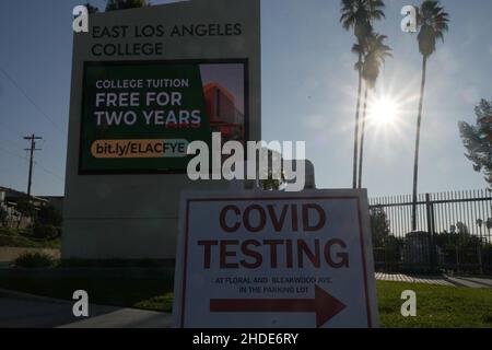 Ein COVID-19-Testschild am East Los Angeles College inmitten des Anstiegs der omicron-Variante, Mittwoch, 5. Januar 2022, im Monterey Park, Kalif. Stockfoto