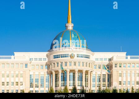 Der 2004and eröffnete Präsidentenpalast von AK Orda beherbergt die Verwaltungsmitarbeiter des Präsidenten. Nur-Sultan, Astana, Kasachstan, Zentralasien. Stockfoto