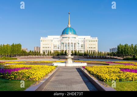 Der 2004and eröffnete Präsidentenpalast von AK Orda beherbergt die Verwaltungsmitarbeiter des Präsidenten. Nur-Sultan, Astana, Kasachstan, Zentralasien. Stockfoto