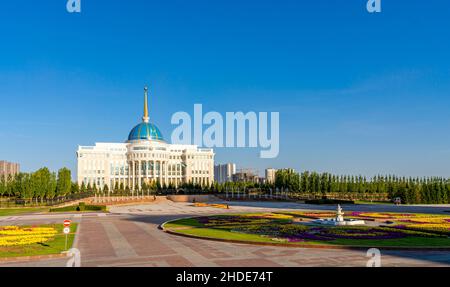 Der 2004and eröffnete Präsidentenpalast von AK Orda beherbergt die Verwaltungsmitarbeiter des Präsidenten. Nur-Sultan, Astana, Kasachstan, Zentralasien. Stockfoto