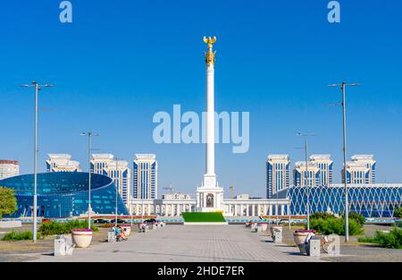 Denkmal Kasachisch Eli auf dem Unabhängigkeitsplatz, mit 91-Meter-Säule. Wahrzeichen in Astana, nur-Sultan, Kasachstan, zentralasien, wurde 2006 eröffnet Stockfoto