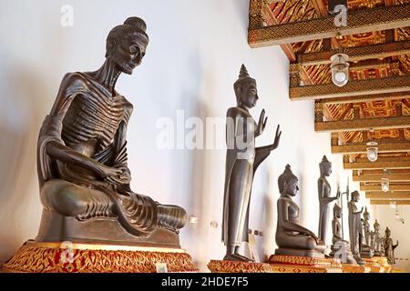 Sitzendes Buddha-Bild in der Haltung, sich durch Fasten zu unterwerfen und viele der alten Buddha-Statuen im Kloster von Wat Benchamabophit Stockfoto