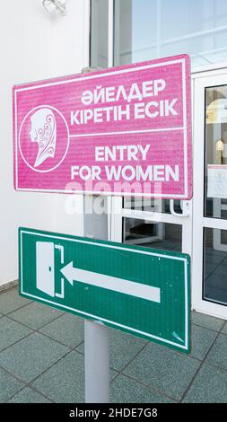 Richtschild zeigt den Eingang nur für Frauen in Englisch und Kasachisch, Eingang zur Moschee in Astana, nur-Sultan, Kasachstan, Zentralasien Stockfoto