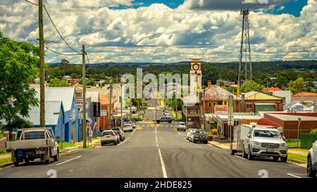 Stanthorpe, Queensland, Australien - Straße in die Stadt mit Australien Post-Gebäude im Hintergrund Stockfoto