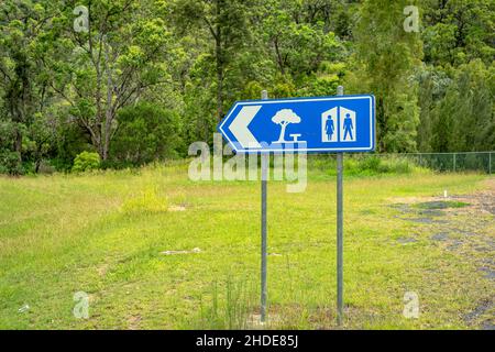 Australisches Straßenschild für Toiletten und Picknickbereiche Stockfoto